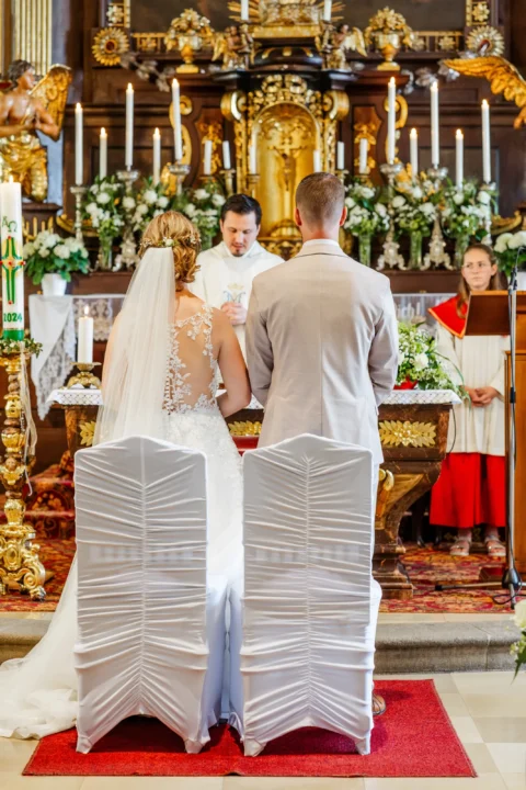Klara und Michael bei der kirchlichen Hochzeit in Münzbach vor dem Alter - Martin Schinnerl Fotografie