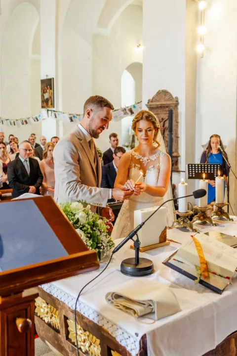 Klara und Michael entzünden gemeinsam die Hochzeitskerze - Martin Schinnerl Fotografie