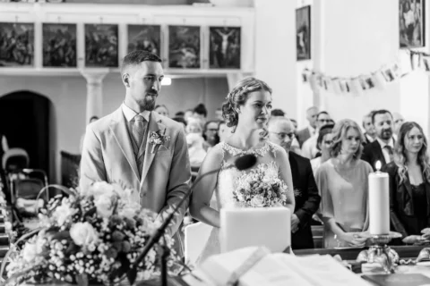 Klara und Michael in der Kirche von Münzbach vor dem Alter - Martin Schinnerl Fotografie
