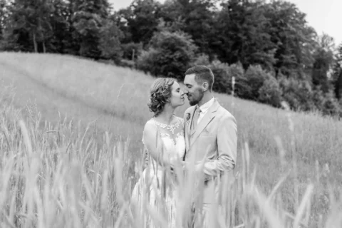 Klara und Michael küssen sich auf einer Wiese - Martin Schinnerl Fotografie