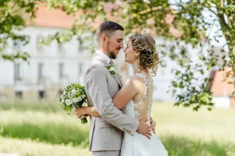 Klara und Michael sehen sich beim Brautpaarshooting tief in die Augen - Martin Schinnerl Fotografie