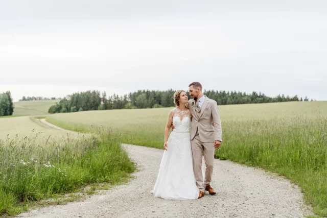 Klara und Michael spazieren gemeinsam einen Feldweg entlang - Martin Schinnerl Fotografie