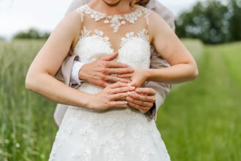 Klara und Michael stecken sich gegenseitig die Trauringe an - Martin Schinnerl Fotografie