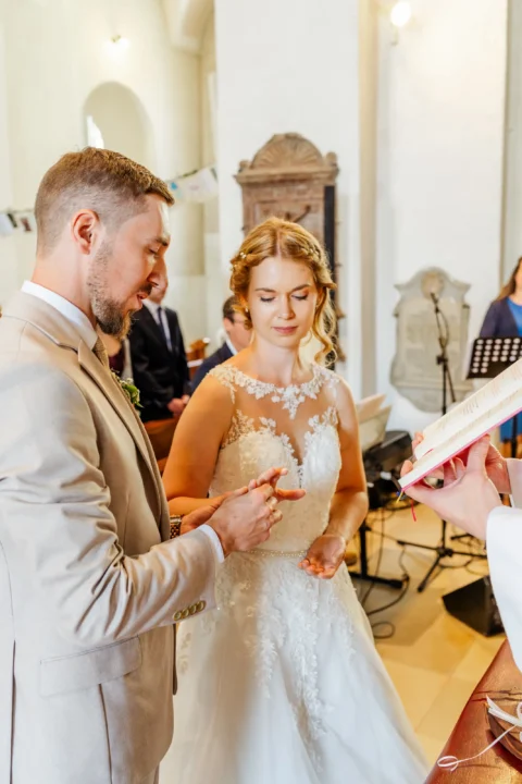 Michael steckt Klara den Ehering an - Martin Schinnerl Fotografie